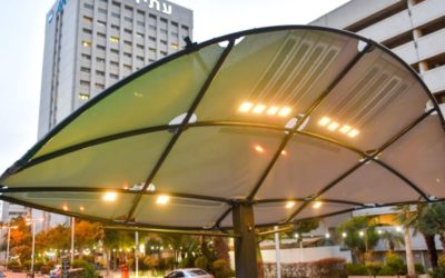 Lumiweave: a Tel Aviv la grande tenda che fornisce ombra di giorno e luce di notte